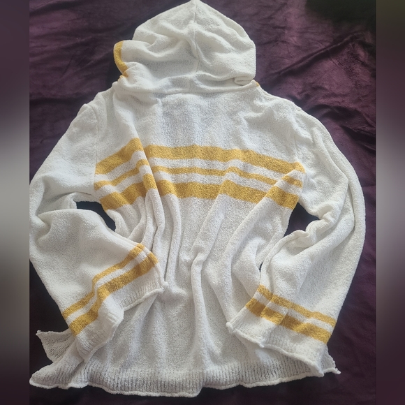 Lightweight white and mustard yellow sweater with hood size medium.Light weight - Picture 2 of 5